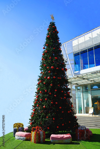 Decorate a large Christmas tree in the festival of happiness during the New Year's Eve and welcome the new year.            