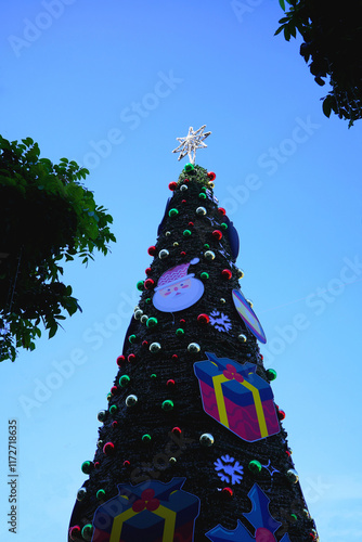 Decorate a large Christmas tree in the festival of happiness during the New Year's Eve and welcome the new year.            