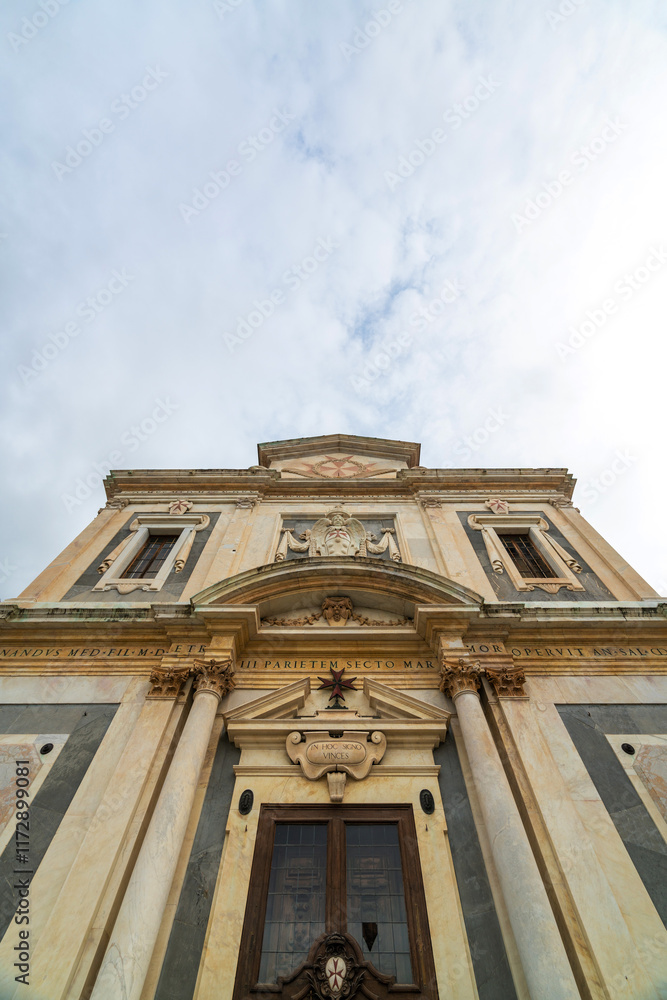 Obraz premium Architectural Marvel of Pisa: A Majestic Building Facade