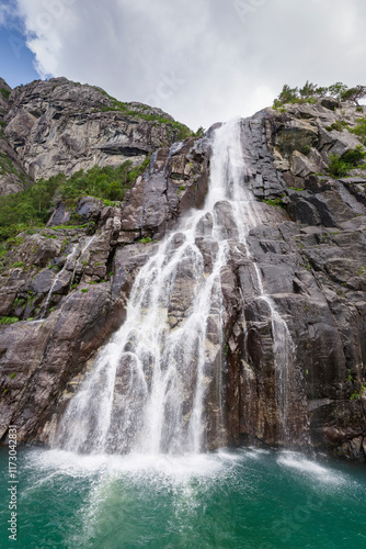 Discover Norway's Majestic Hengjanefossen Waterfall