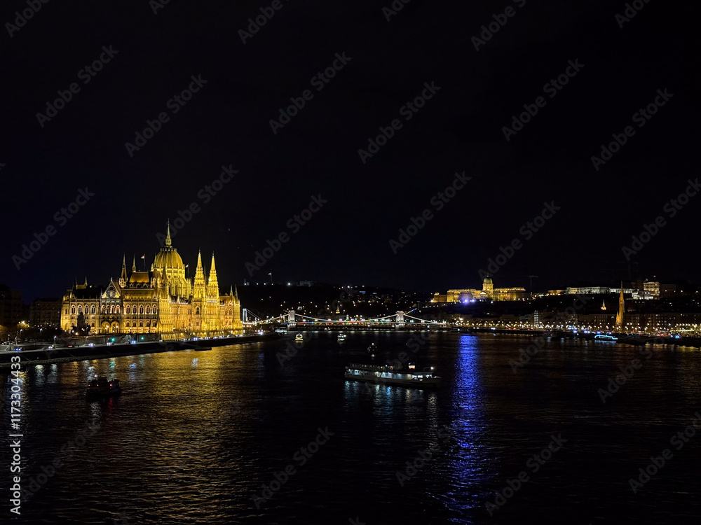 Obraz premium Budapest parliament with danube