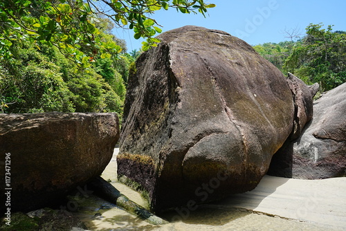 Obraz na płótnie Praia das Conchas or Shell Beach in Ubatuba, Sao Paulo, Brazil - ブラジル サンパウロ ウバトゥバ 貝殻ビーチ w salonie