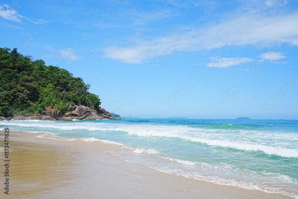 Praia das Conchas or Shell Beach in Ubatuba, Sao Paulo, Brazil - ブラジル サンパウロ ウバトゥバ 貝殻ビーチ Praia das Conchas or Shell Beach in Ubatuba, Sao Paulo, Brazil - ブラジル サンパウロ ウバトゥバ 貝殻ビーチ