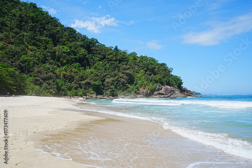 Obraz na płótnie Praia das Conchas or Shell Beach in Ubatuba, Sao Paulo, Brazil - ブラジル サンパウロ ウバトゥバ 貝殻ビーチ w salonie