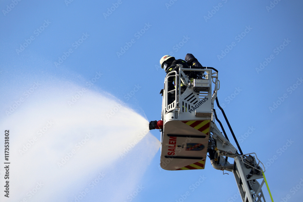 Fototapeta premium Feuerwehr Drehleiter löschen