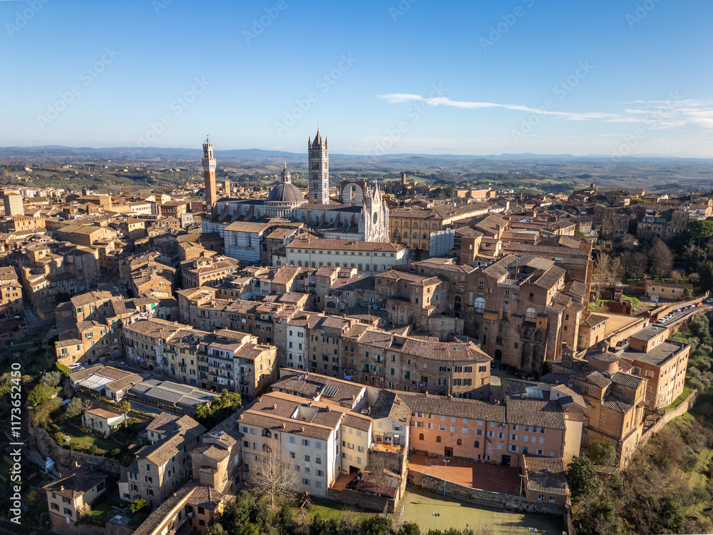 Obraz premium Aerial drone view of the old town center and duomo di Siena, a cathedral in Siena, Italy.