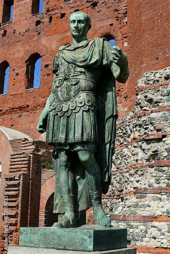 Statue en bronze représentant Jules César devant la Porte Palatine à Turin photo