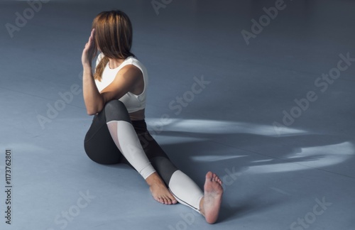 Joga, młoda dziewczyna, kobieta praktykująca jogę. Ćwiczenia rozciągające, sport. Yoga, young woman practicing yoga.  photo