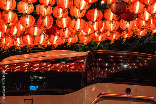 Refleksy światła na autobusie pod czerwonymi lampionami – chińska tradycja oświetla nowoczesność photo