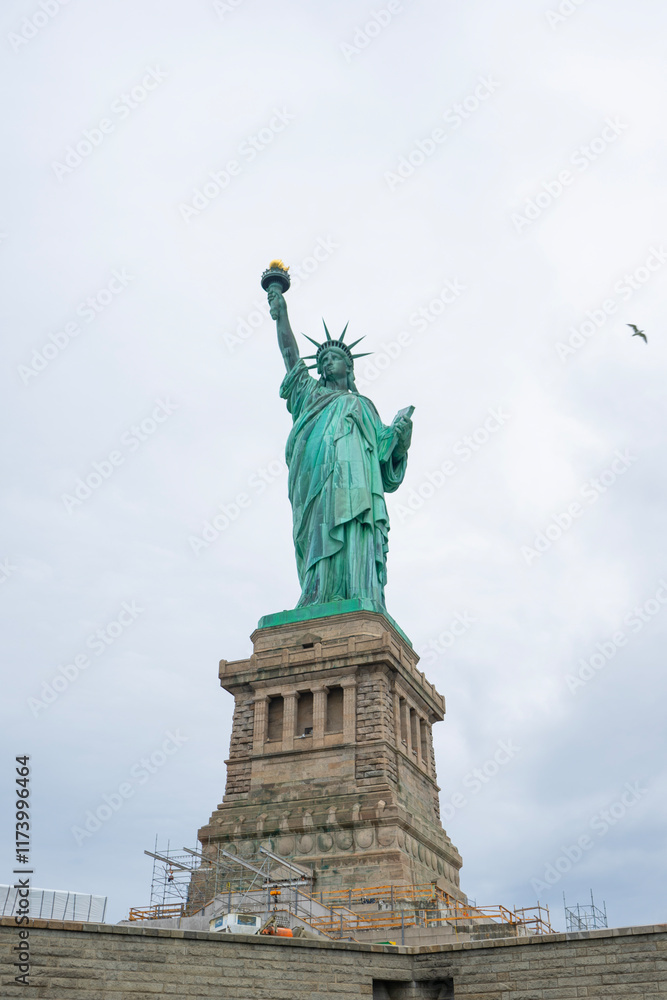 Fototapeta premium Statue of Liberty, New York City, United States. Tourists, cameras and phones.