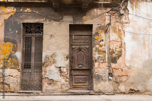 Obraz na płótnie Cuba, Havana, old carved doors. 2016-03-25 w salonie