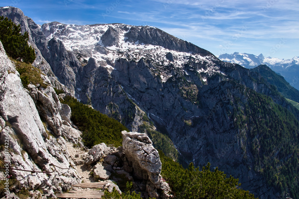 Obraz premium Walking path on a mountain top at the Eagle's Nest on a spring day in Germany.