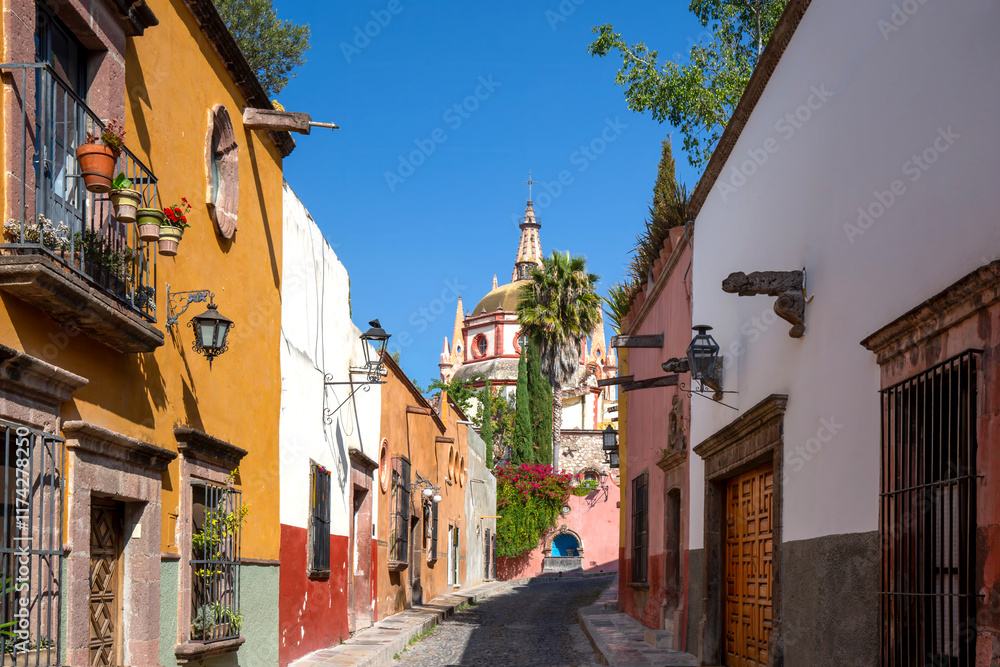 Mexico, Colorful streets of San Miguel de Allende in historic city center near central Cathedral.