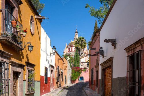 Obraz na płótnie Mexico, Colorful streets of San Miguel de Allende in historic city center near central Cathedral. w salonie
