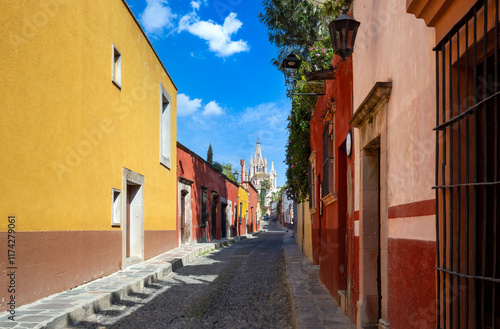 Obraz na płótnie Mexico, Colorful streets of San Miguel de Allende in historic city center near central Cathedral. w salonie