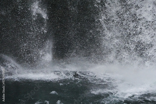 Wallpaper Mural 滝つぼくら流れる水しぶき Torontodigital.ca