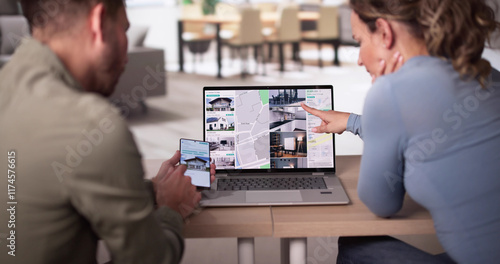 Foto Couple Family Searching Real Estate Property
