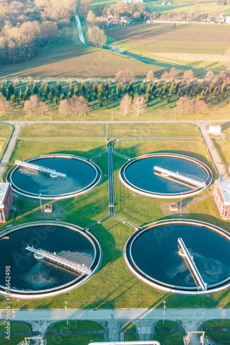 Obraz na płótnie Industrial water treatment plant with circular tanks w salonie