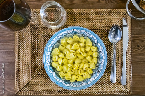 Vista dall'alto di un piatto di tortellini in brodo photo