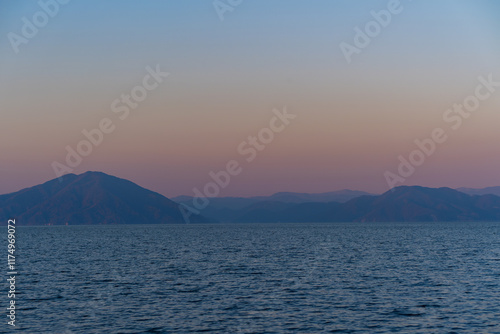 黄昏時の琵琶湖