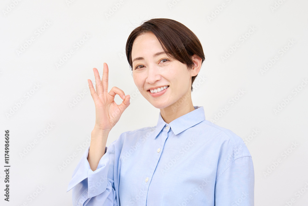 女性　OKサイン　白背景