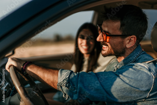 Foto Happy couple driving together, enjoying a scenic sunset on a road trip