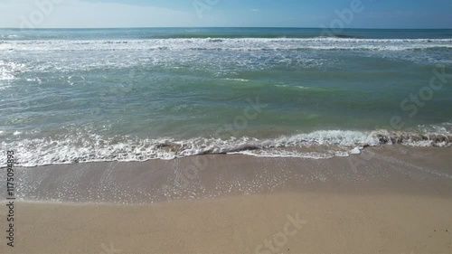 Mare azzurro dal drone