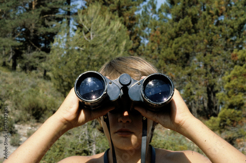 enfant, jumelles, observation de la nature photo