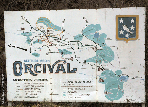 Pancarte plan des randonnées pédestres et pistes de ski de fond, Orcival, .Parc naturel régional des Volcans, région d'Auvergne, Puy-de-Dôme, 63, France photo