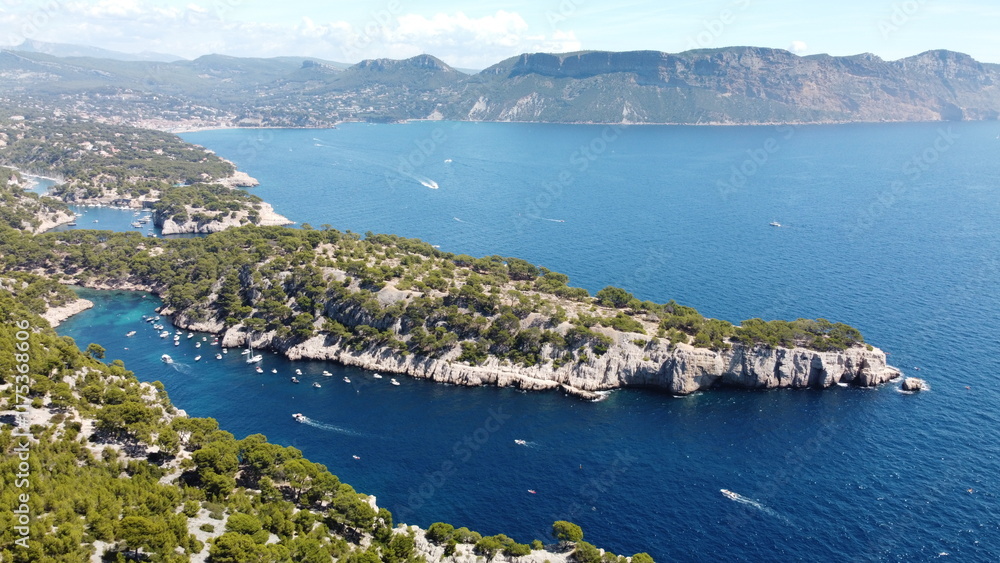 Vue aérienne panoramique du Parc national des Calanques sur la côte Méditerranée avec montagne en bord de mer, Marseille, Cassis, France
Vue aérienne panoramique du Parc national des Calanques sur la côte Méditerranée avec montagne en bord de mer, Marseille, Cassis, France