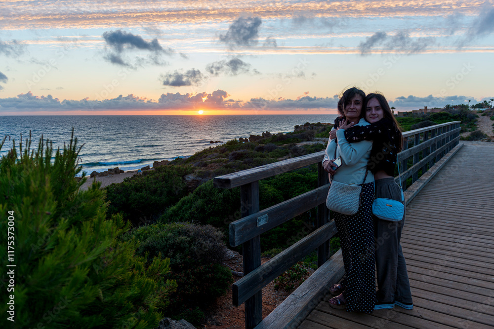 MADRE E HIJA POSANDO PUESTA DE SOL CÁDIZ ESPAÑA 2025 MADRE E HIJA POSANDO PUESTA DE SOL CÁDIZ ESPAÑA 2025