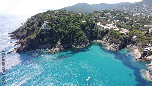 Vue aérienne panoramique de la côte Méditerranée avec plage et en bord de mer, sud de la France photo