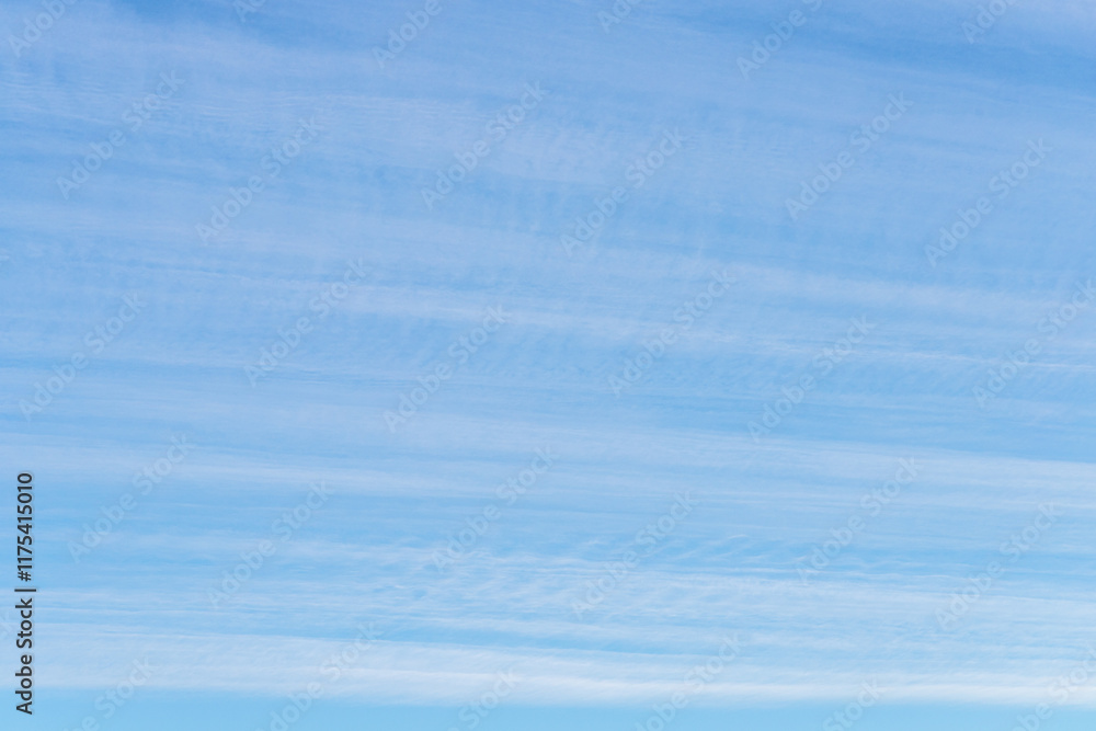 Obraz premium Long thin streaks of clouds in the blue sky