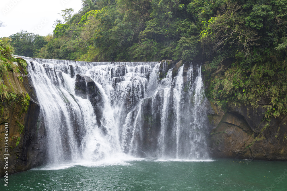 Obraz premium Shifen waterfall a breathtaking sight in Taiwan’s forest