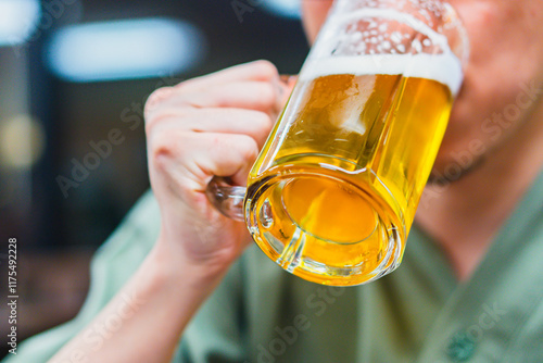 ジョッキでビールを飲む男性の手元