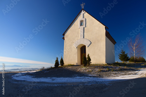 Zabytkowa kapliczka w Korzennej. photo