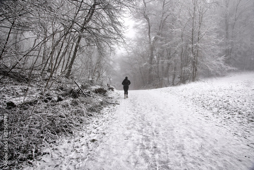 Joggerin auf dem Tafelweg am Schaumberg, Saarland, im Januar 2025 photo