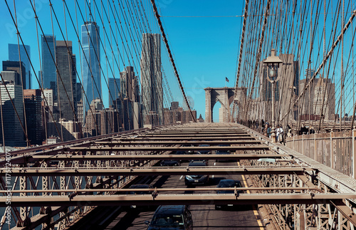 Brooklyn Bridge widok na ulice i auta jadące na moście photo