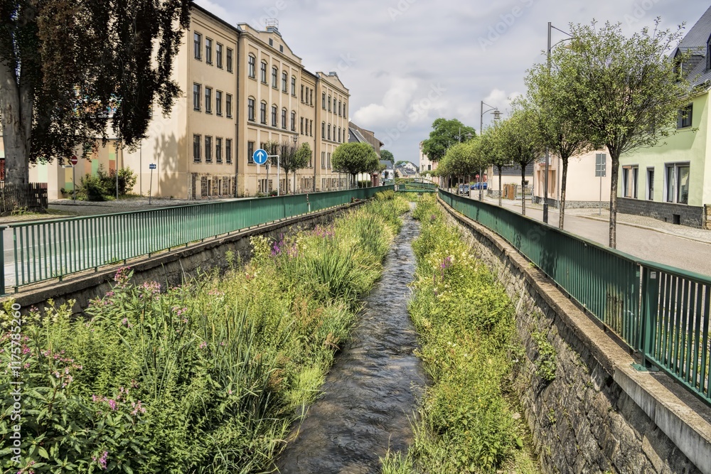 stollberg, deutschland - idyllischer kanal in der altstadt