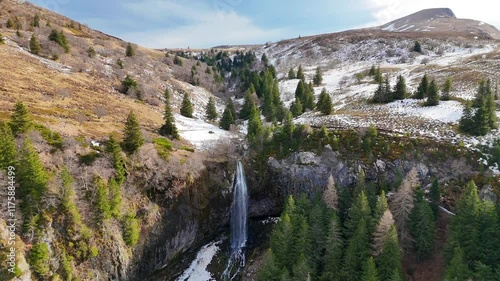 La grande cascade du Mont-Dore pendant l'hiver, en Auvergne, avec une vue du ciel