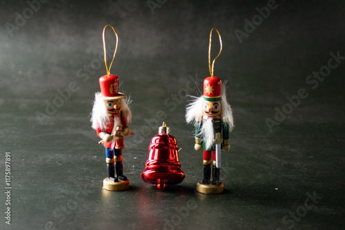 Cascanueces con adornos navideños