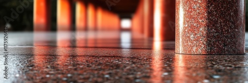 美しい夕日の中、柱と床が反射する静かな場所