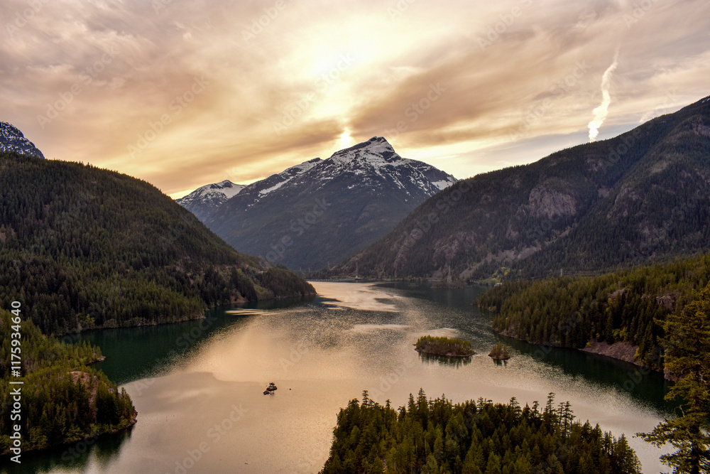 Fototapeta premium Sunset at Diablo Lake, North Cascades National Park, Washington