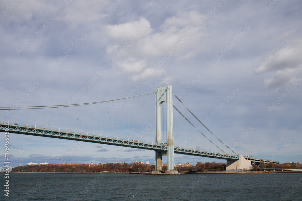 Verrazzano-Narrows-Brücke an einem bewölkten Tag Verrazzano-Narrows-Brücke an einem bewölkten Tag