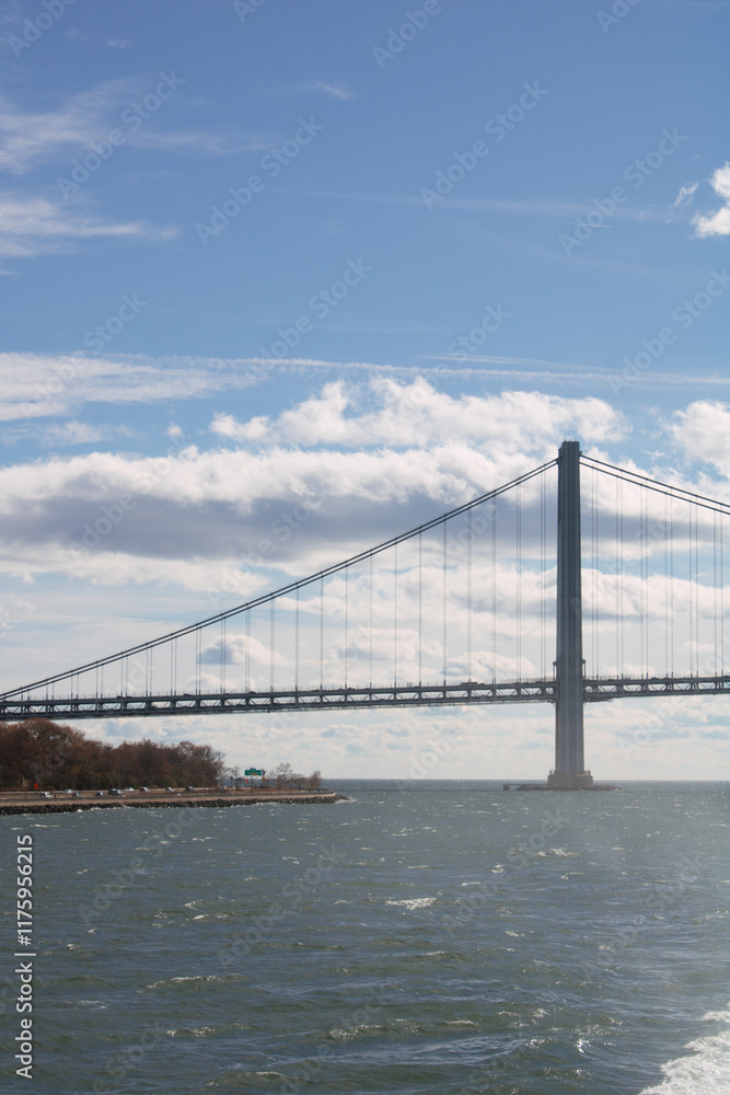 Verrazzano-Narrows-Brücke über windigem Meer unter blauem Himmel Verrazzano-Narrows-Brücke über windigem Meer unter blauem Himmel