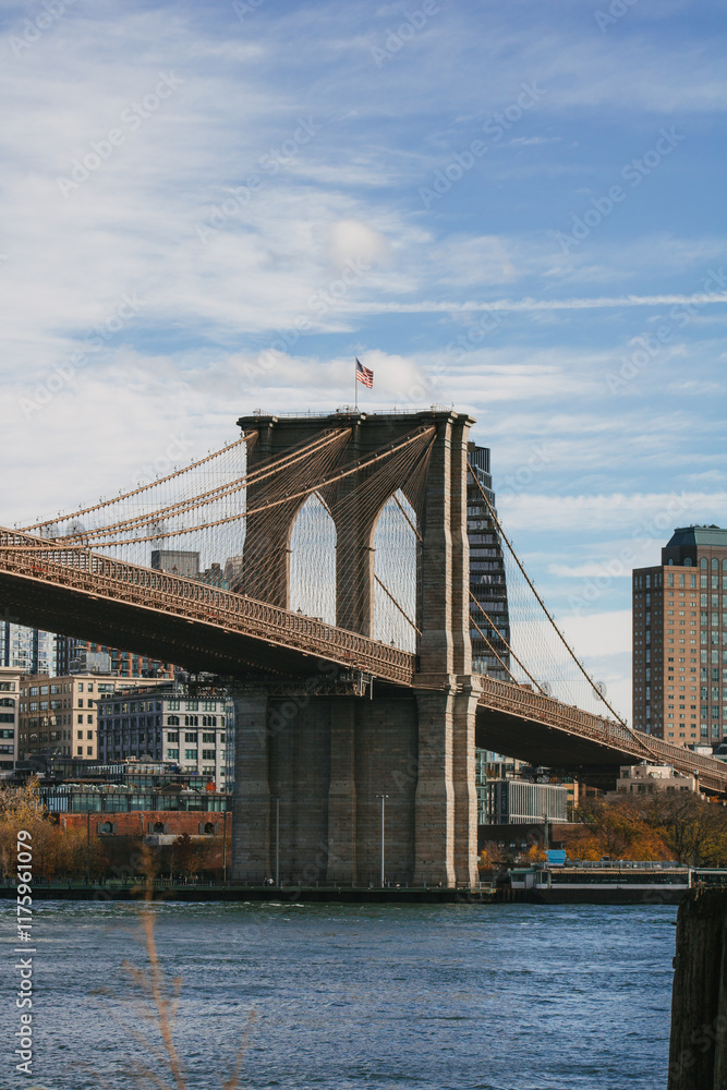 Brooklyn Bridge über dem East River an einem sonnigen Tag Brooklyn Bridge über dem East River an einem sonnigen Tag