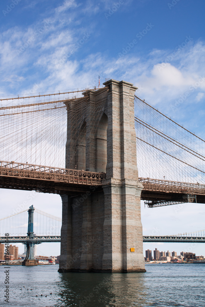 Obraz premium Brooklyn Bridge über dem East River mit Blick auf die Manhattan Bridge