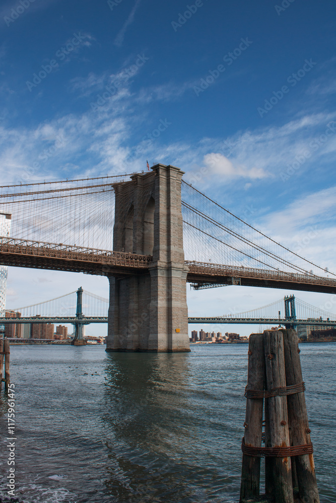 Naklejka premium Brooklyn Bridge mit Blick auf die Manhattan Bridge und den East River