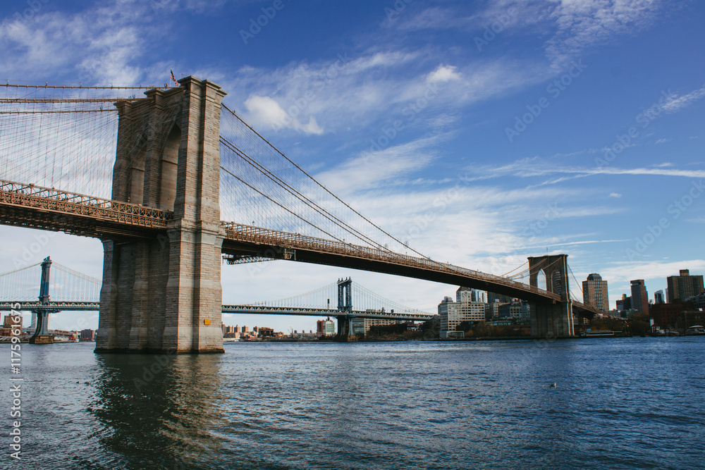Obraz premium Brooklyn Bridge und Manhattan Bridge über den East River bei blauem Himmel