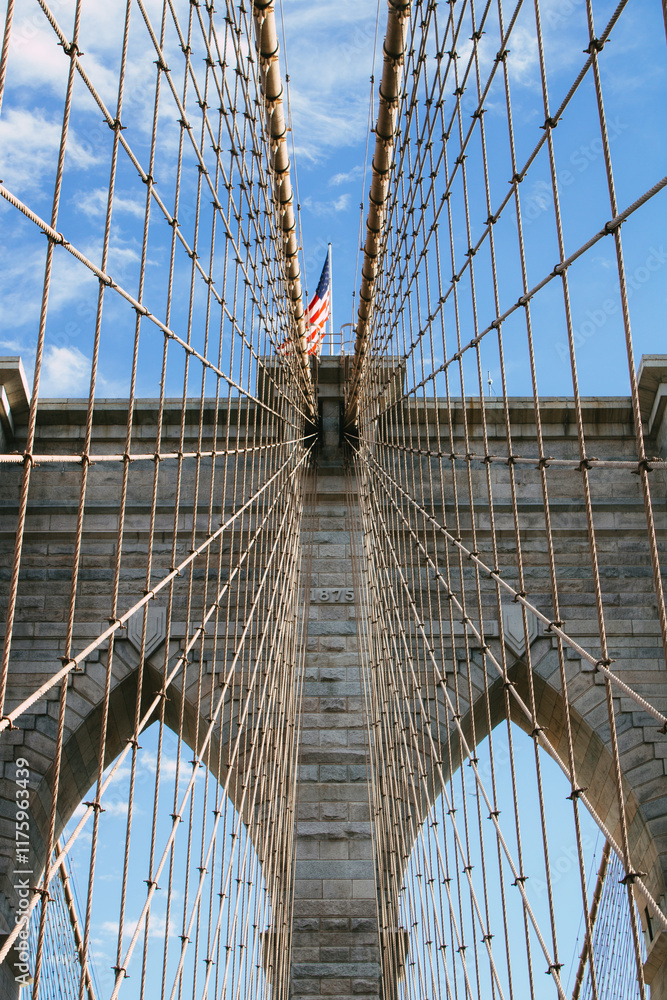 Obraz premium Seilstruktur und Pfeiler der Brooklyn Bridge mit amerikanischer Flagge